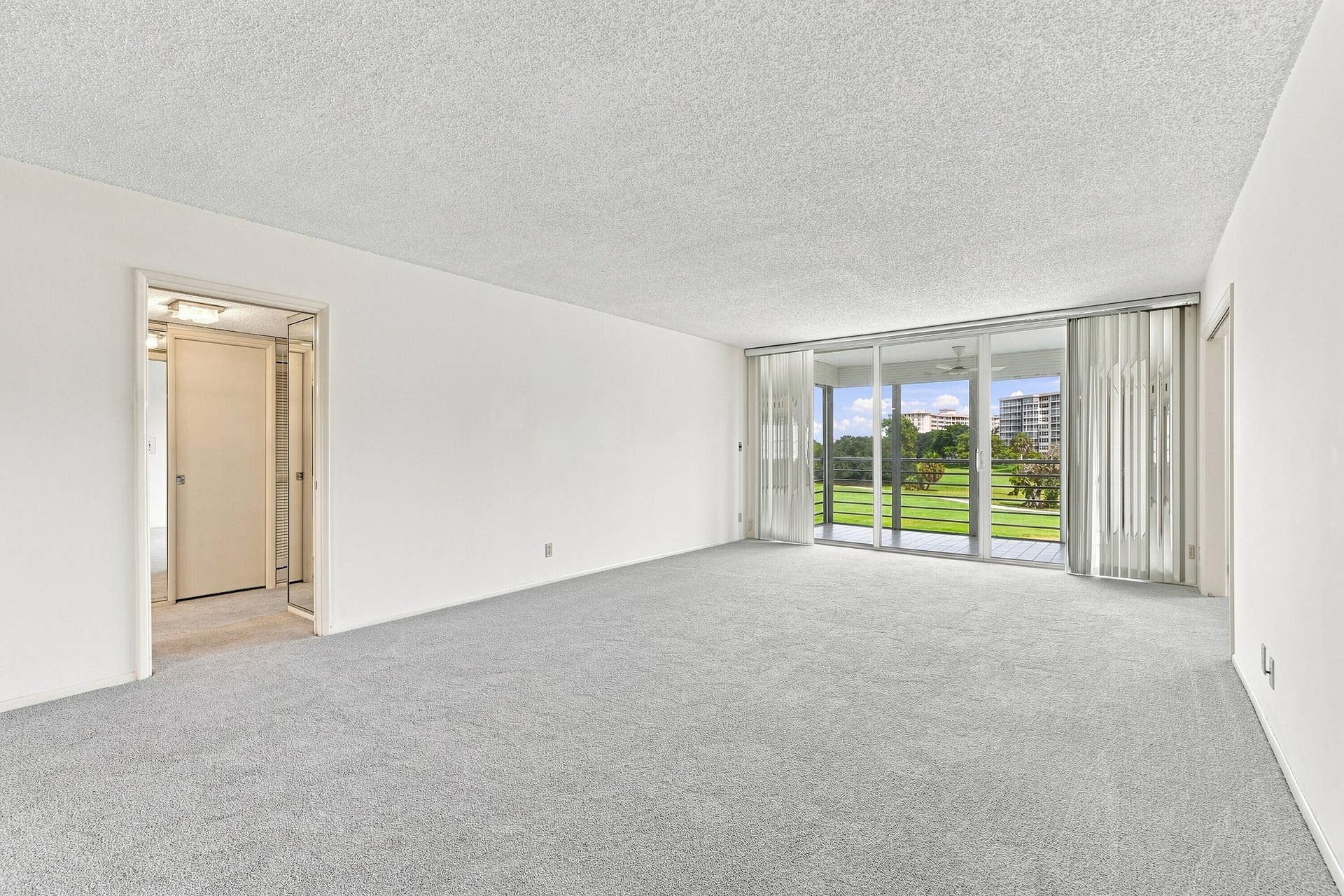 555 Oaks Lane, #303, Pompano Beach, FL 33069 16_living room