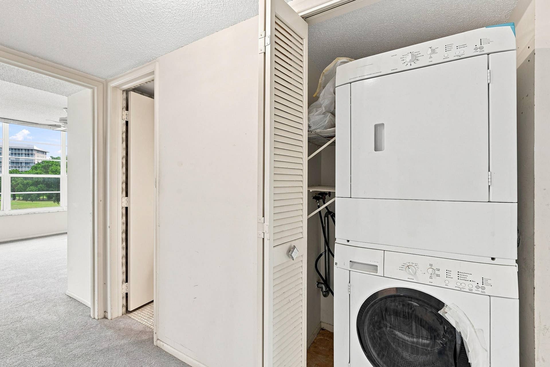 555 Oaks Lane, #303, Pompano Beach, FL 33069 35_laundry