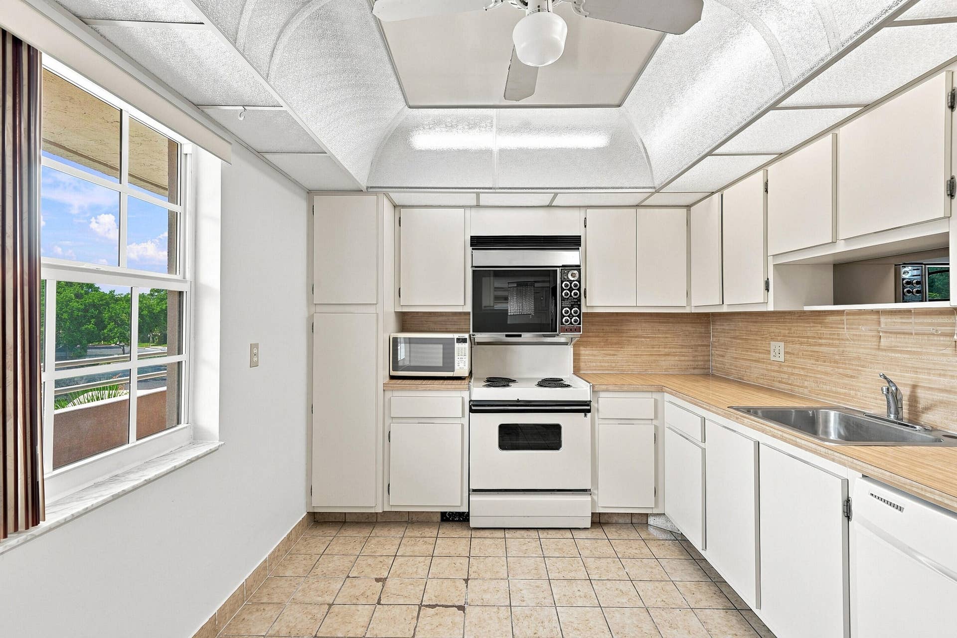 555 Oaks Lane, #303, Pompano Beach, FL 33069 11_kitchen