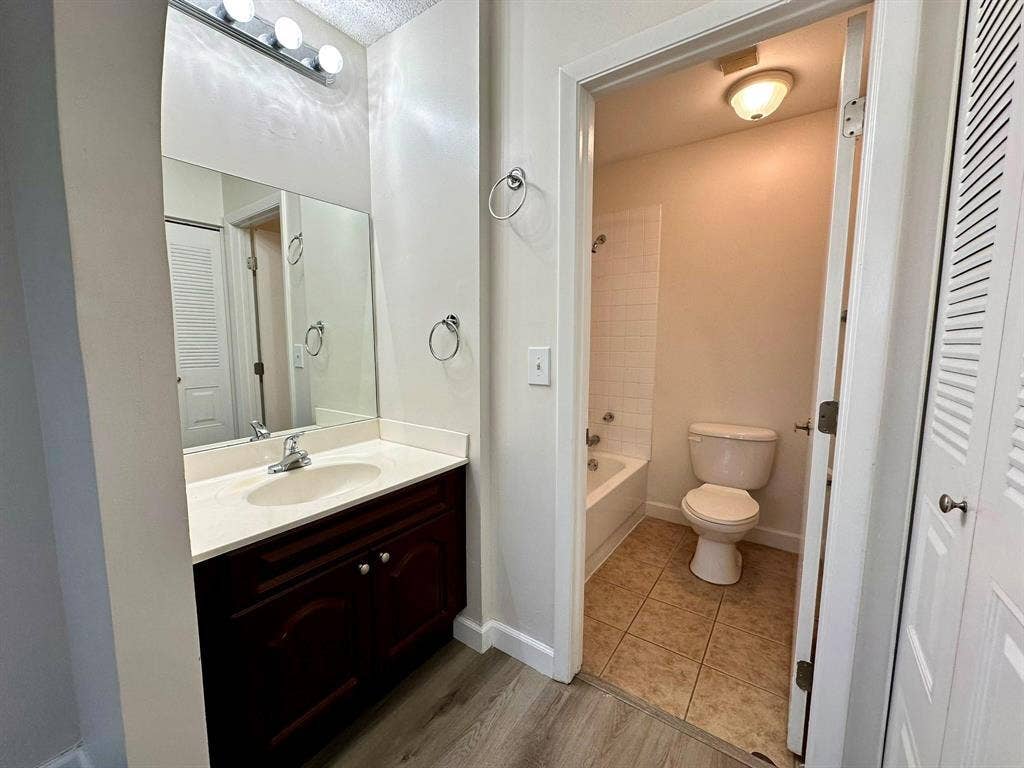 5641 RIVERSIDE Drive, #306B1, Coral Springs, FL 33067 Primary Bathroom