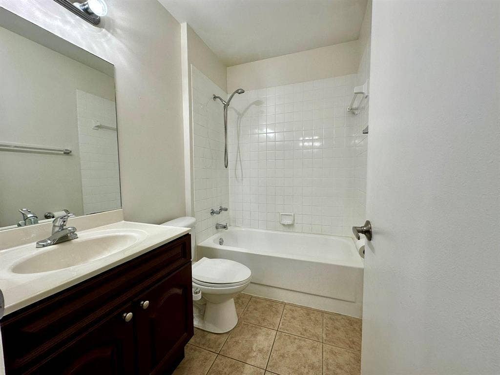 5641 RIVERSIDE Drive, #306B1, Coral Springs, FL 33067 Guest Bathroom