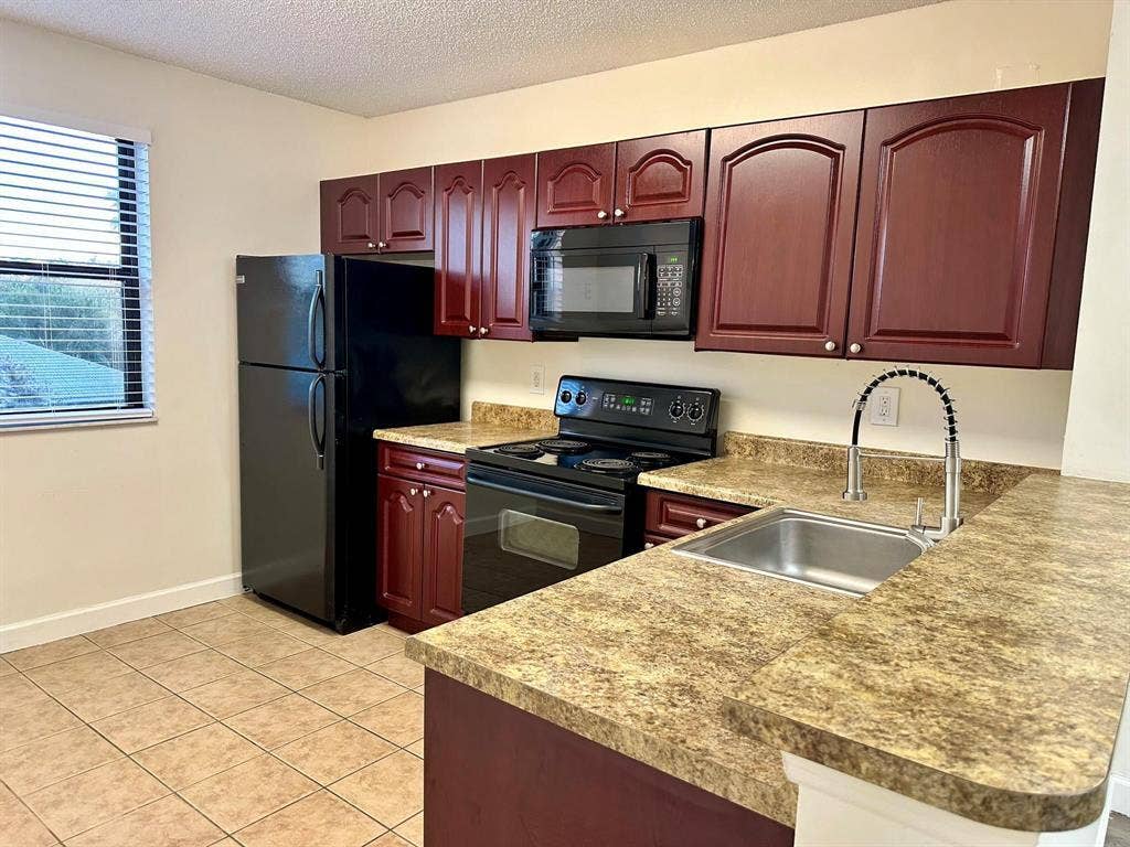 5641 RIVERSIDE Drive, #306B1, Coral Springs, FL 33067 Kitchen