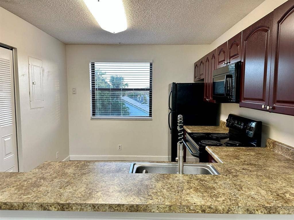 5641 RIVERSIDE Drive, #306B1, Coral Springs, FL 33067 Kitchen