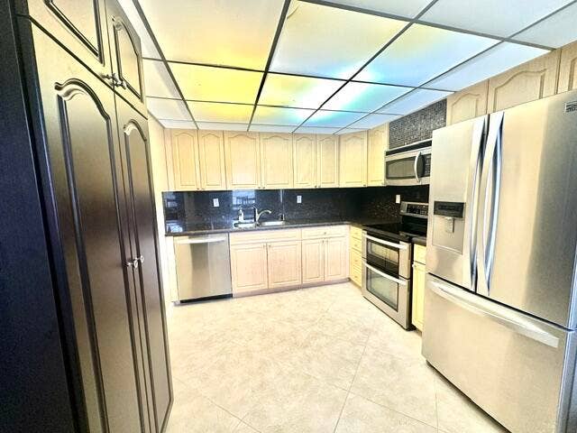 Updated Kitchen w/ Lots of Cabinets