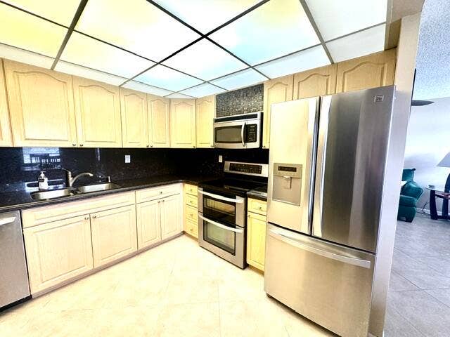 Updated Kitchen w/ Lots of Cabinets