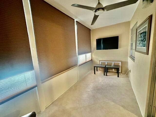 Enclosed Patio W/LAKE VIEW
