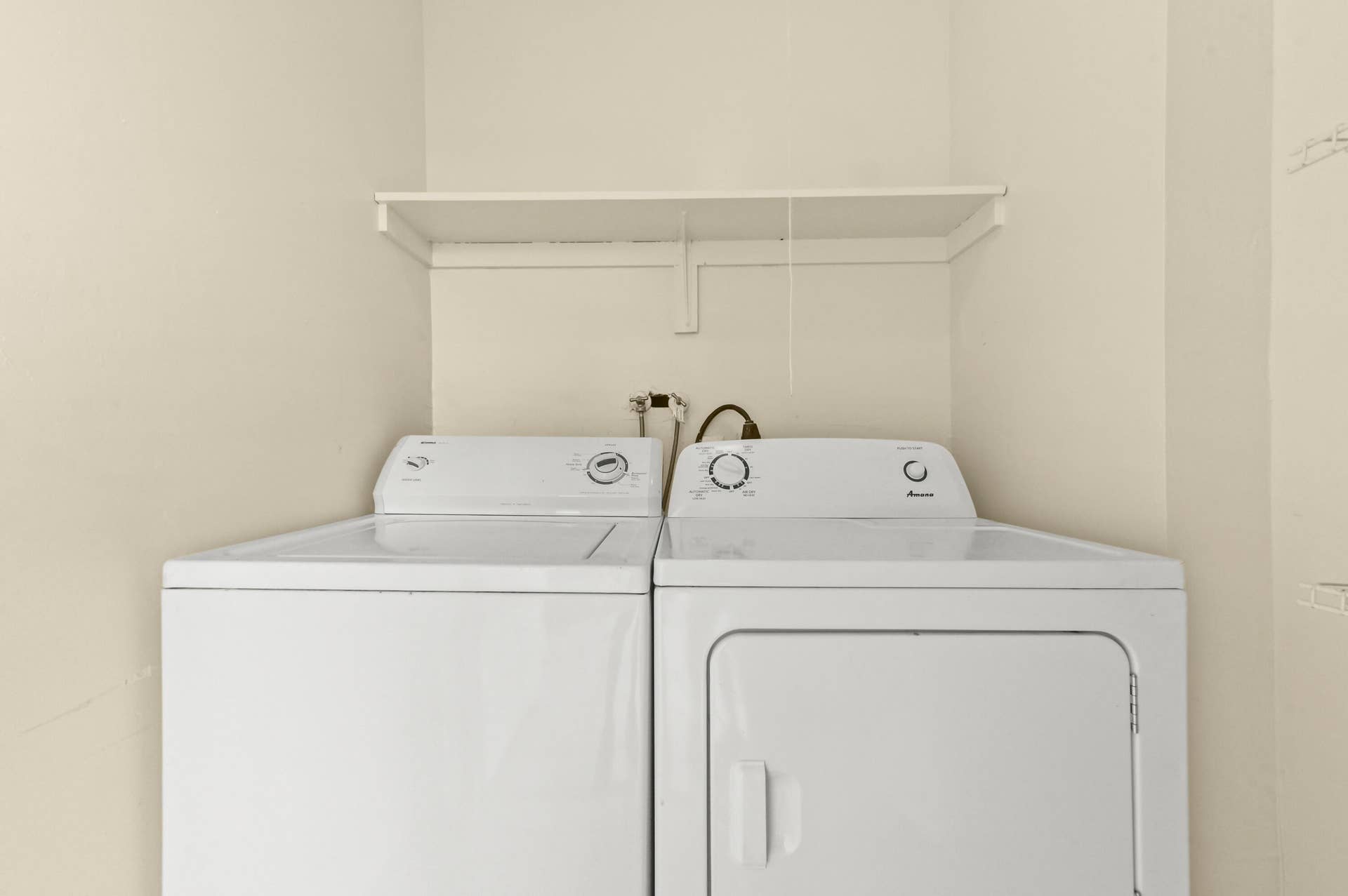 15 Laundry Room 01