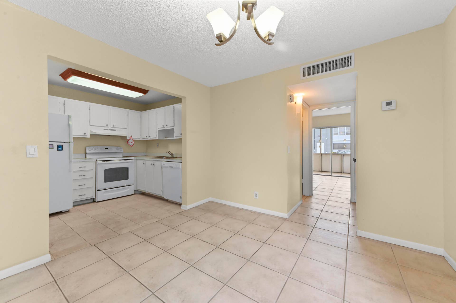 07 Dining Room 01