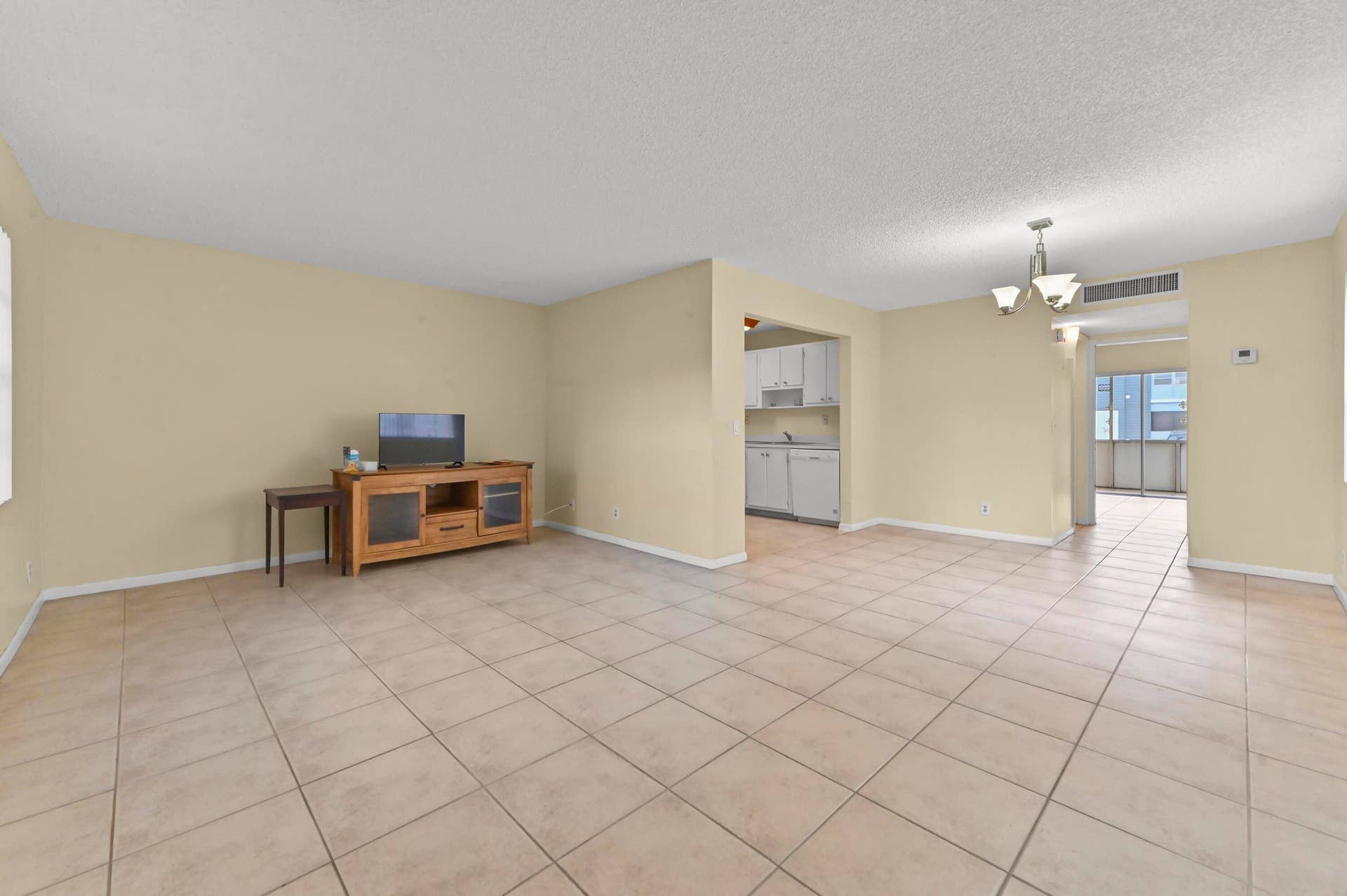04 Living Room 01