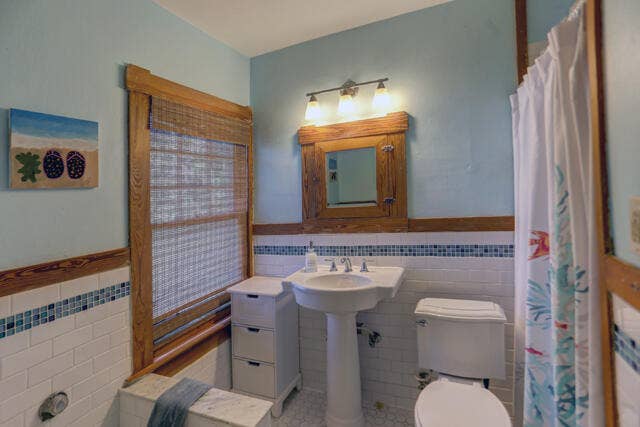 Bath with shower and tub 314 Cranesnest