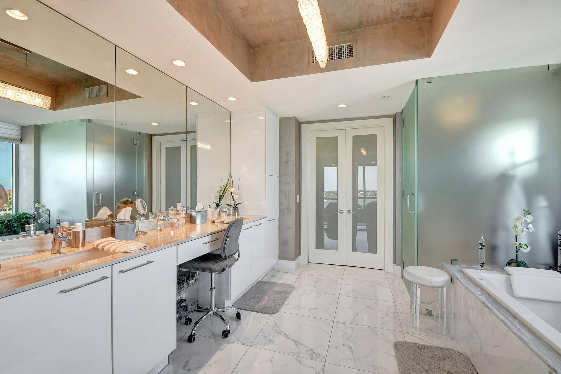 2 WATER CLUB Way, #601, North Palm Beach, FL 33408 primary bath