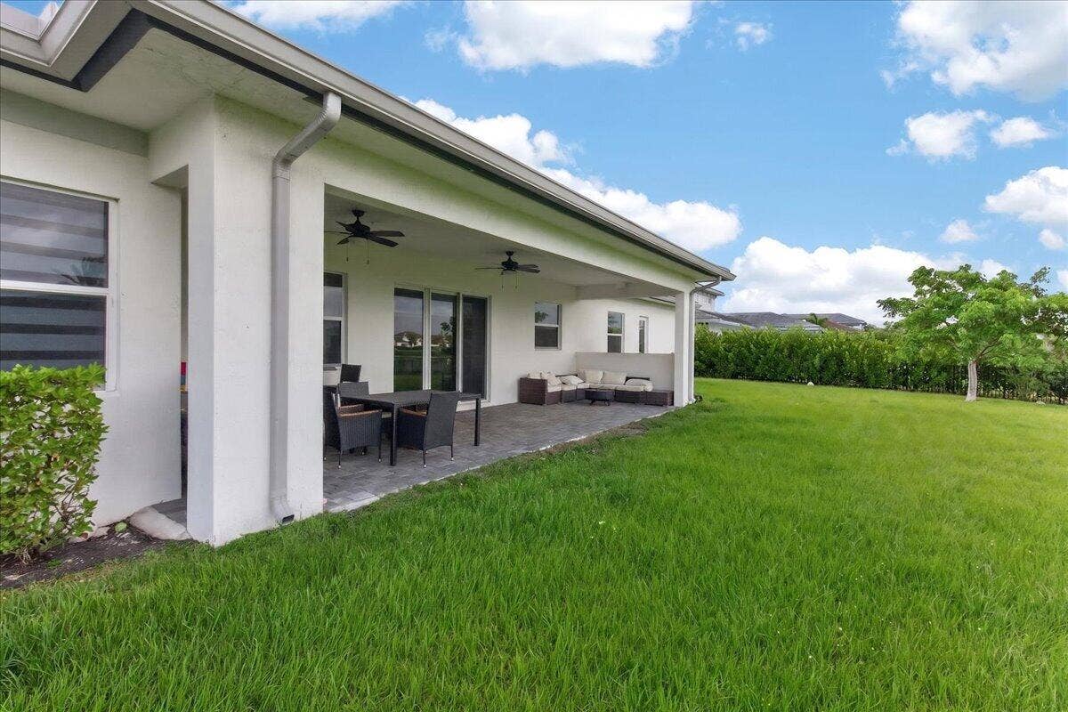 2010 MEADOWS Drive, Davie, FL 33324 40-030_052626-216