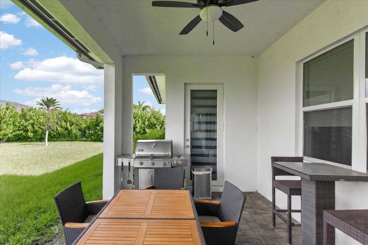 2010 MEADOWS Drive, Davie, FL 33324 38-031_052626-217