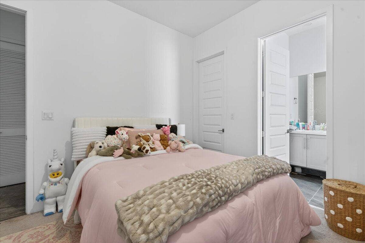 2010 MEADOWS Drive, Davie, FL 33324 35-050_052626-67