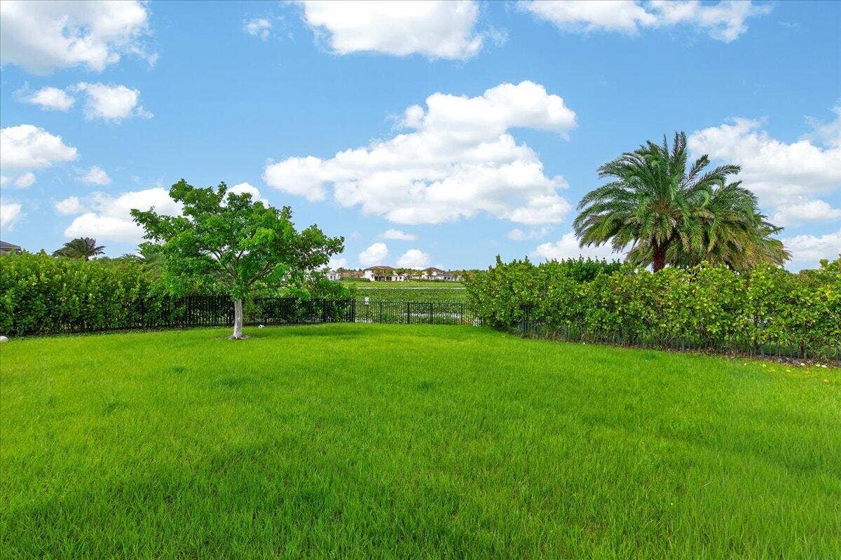 2010 MEADOWS Drive, Davie, FL 33324 39-026_052626-212