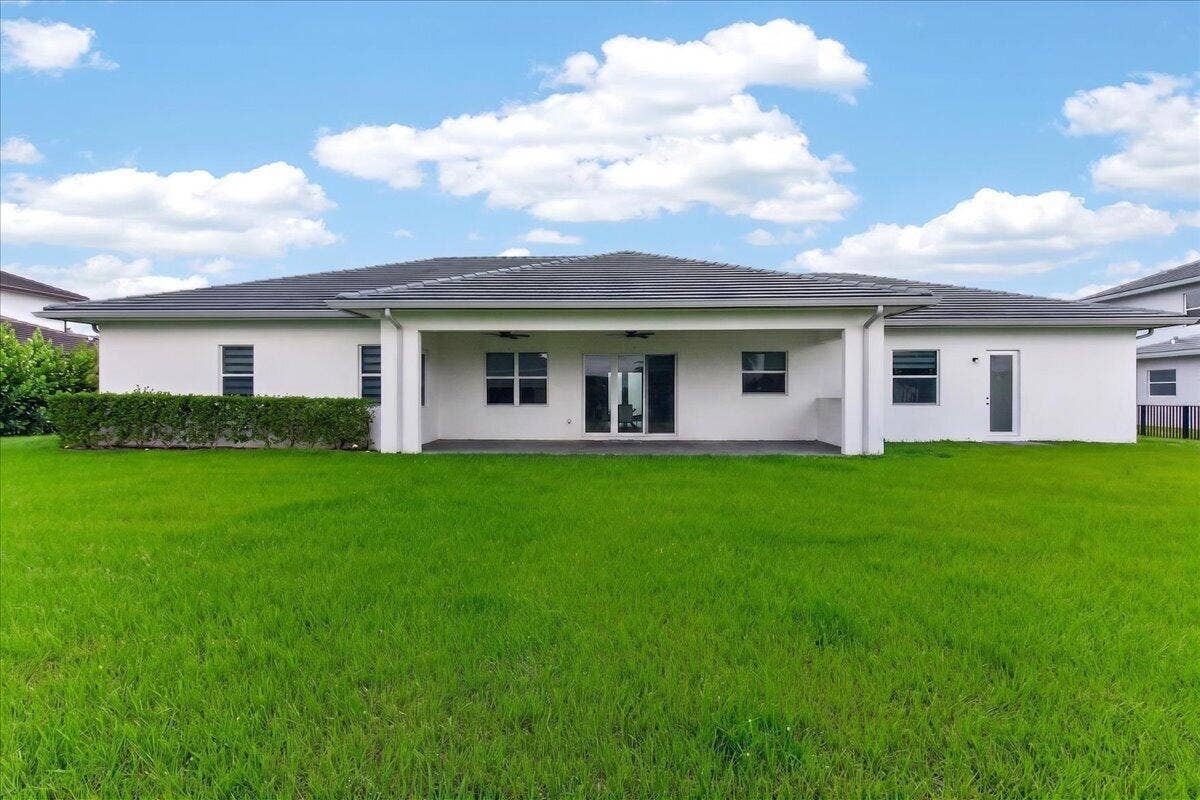 2010 MEADOWS Drive, Davie, FL 33324 41-028_052626-214