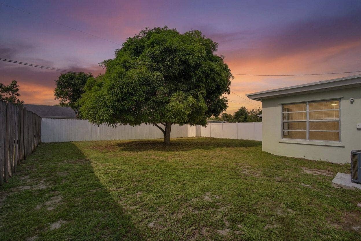1547 W 10TH Street, Riviera Beach, FL 33404 39-web-or-mls-q4rsm