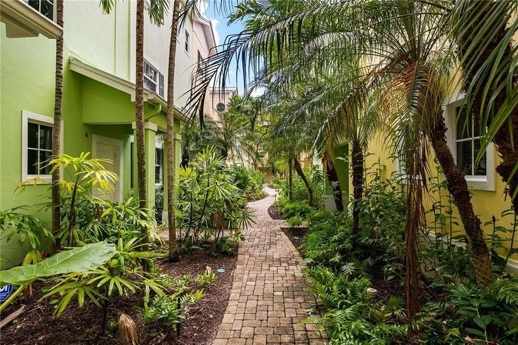 708 SE 15TH Street, #3, Fort Lauderdale, FL 33316 Walkway