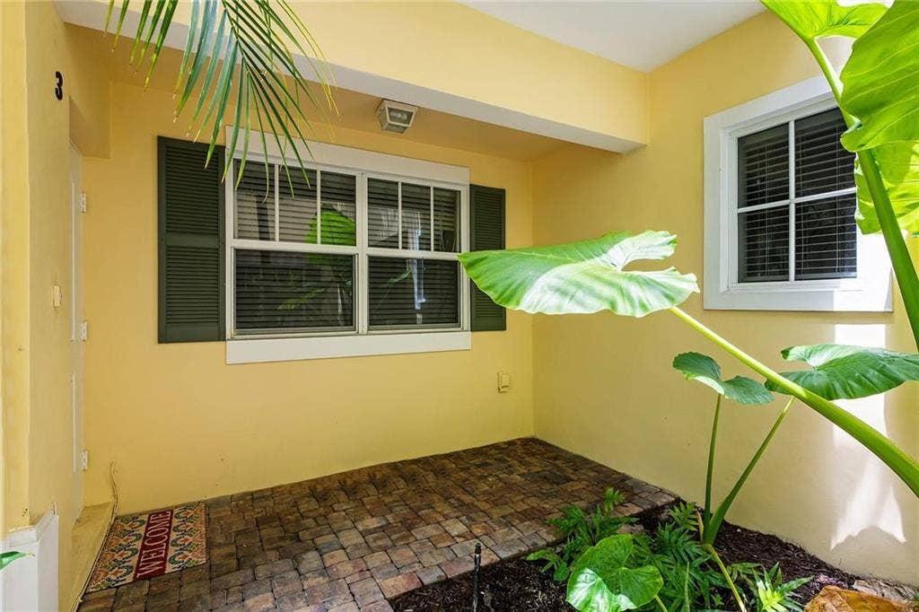708 SE 15TH Street, #3, Fort Lauderdale, FL 33316 Front Patio