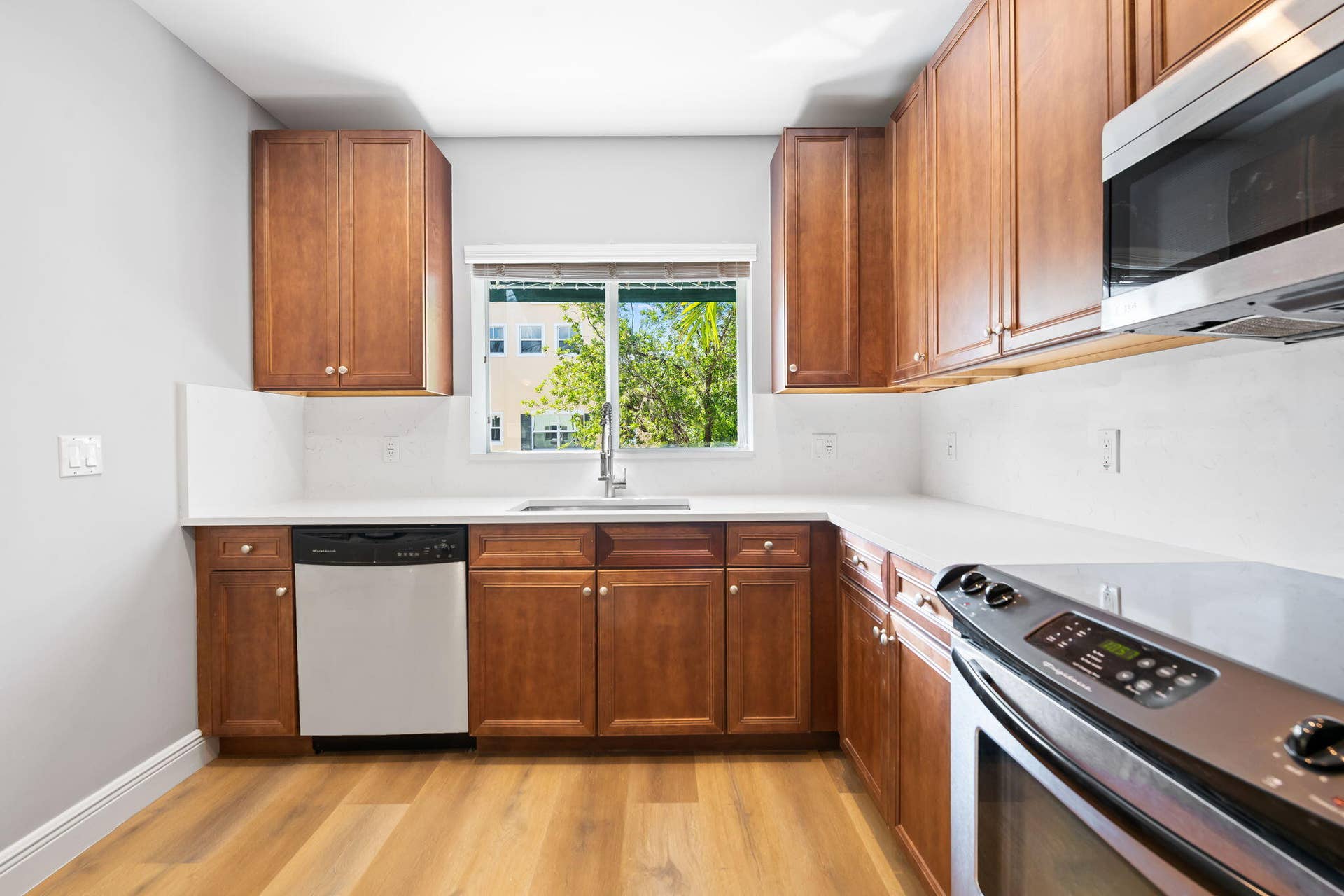 630 SE 15th Street, #5, Fort Lauderdale, FL 33316 Updated Kitchen