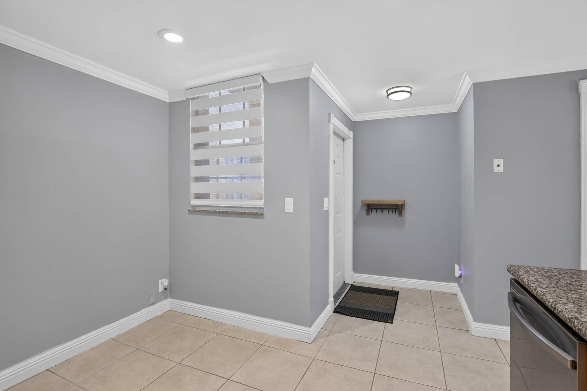 1603 Barcelona Way, #3-32, Weston, FL 33327 Eat-in Kitchen/Front Door
