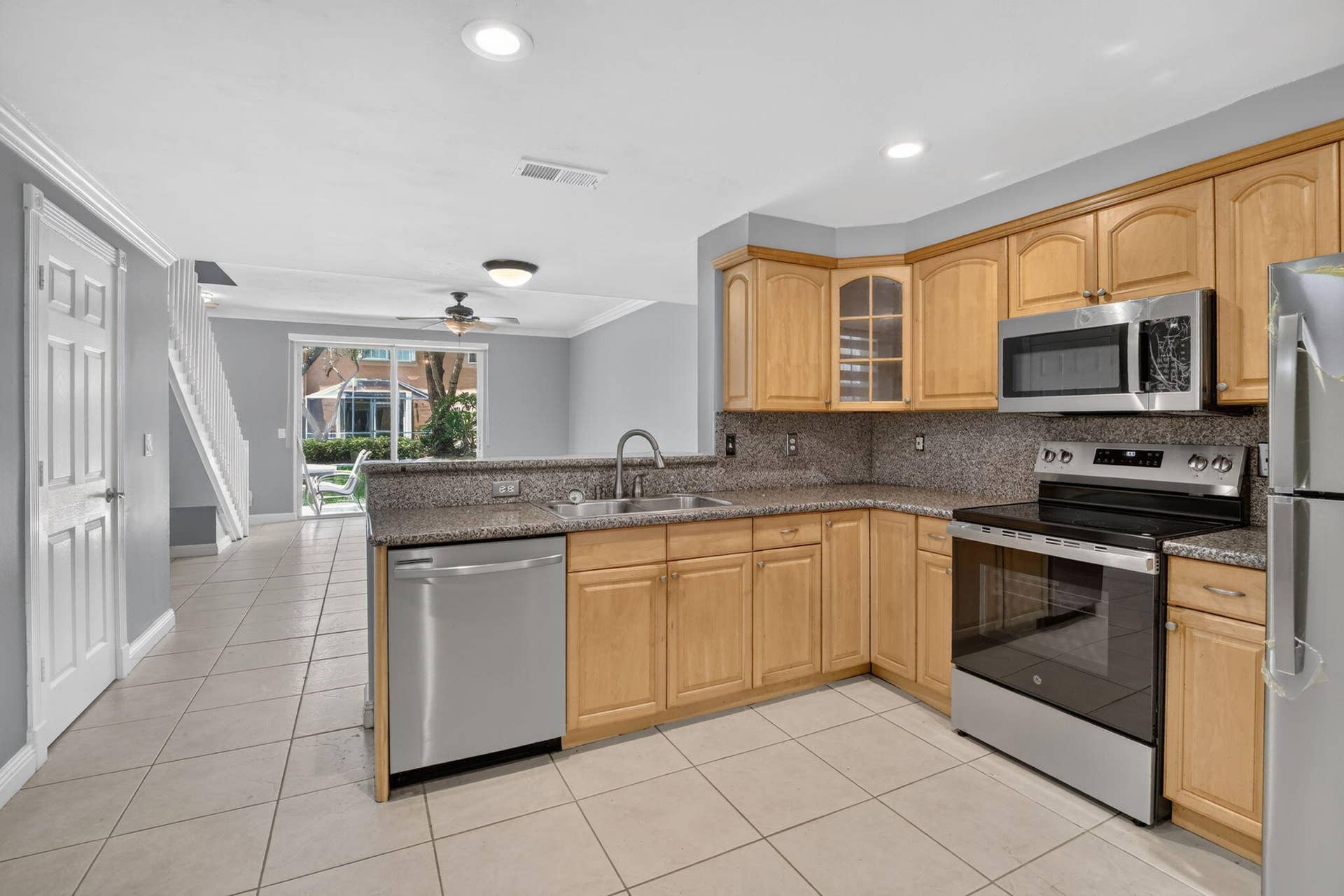 1603 Barcelona Way, #3-32, Weston, FL 33327 Kitchen