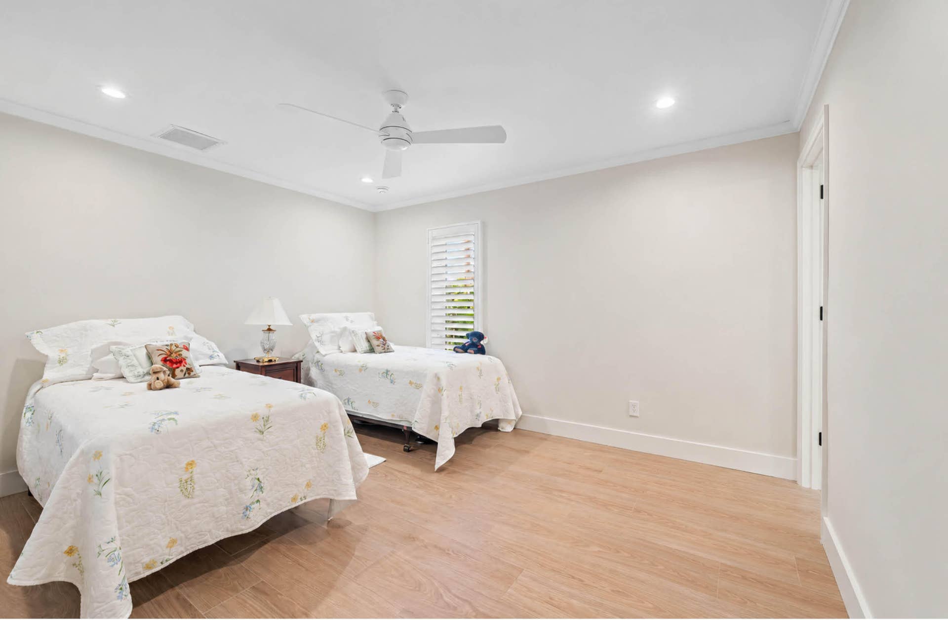 11785 Lake Shore Place, North Palm Beach, FL 33408 11785 Lake Shore Place - Hidden Key11