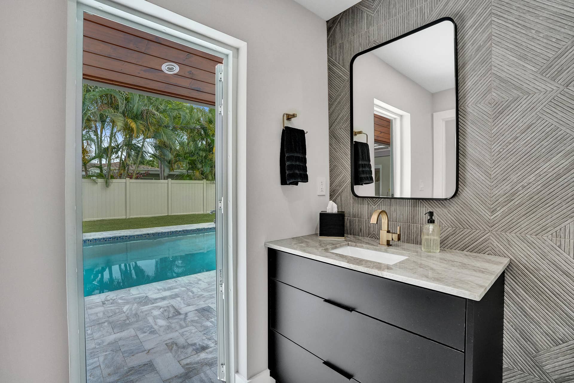 3608 NE 24TH Avenue, Fort Lauderdale, FL 33308 Cabana bath