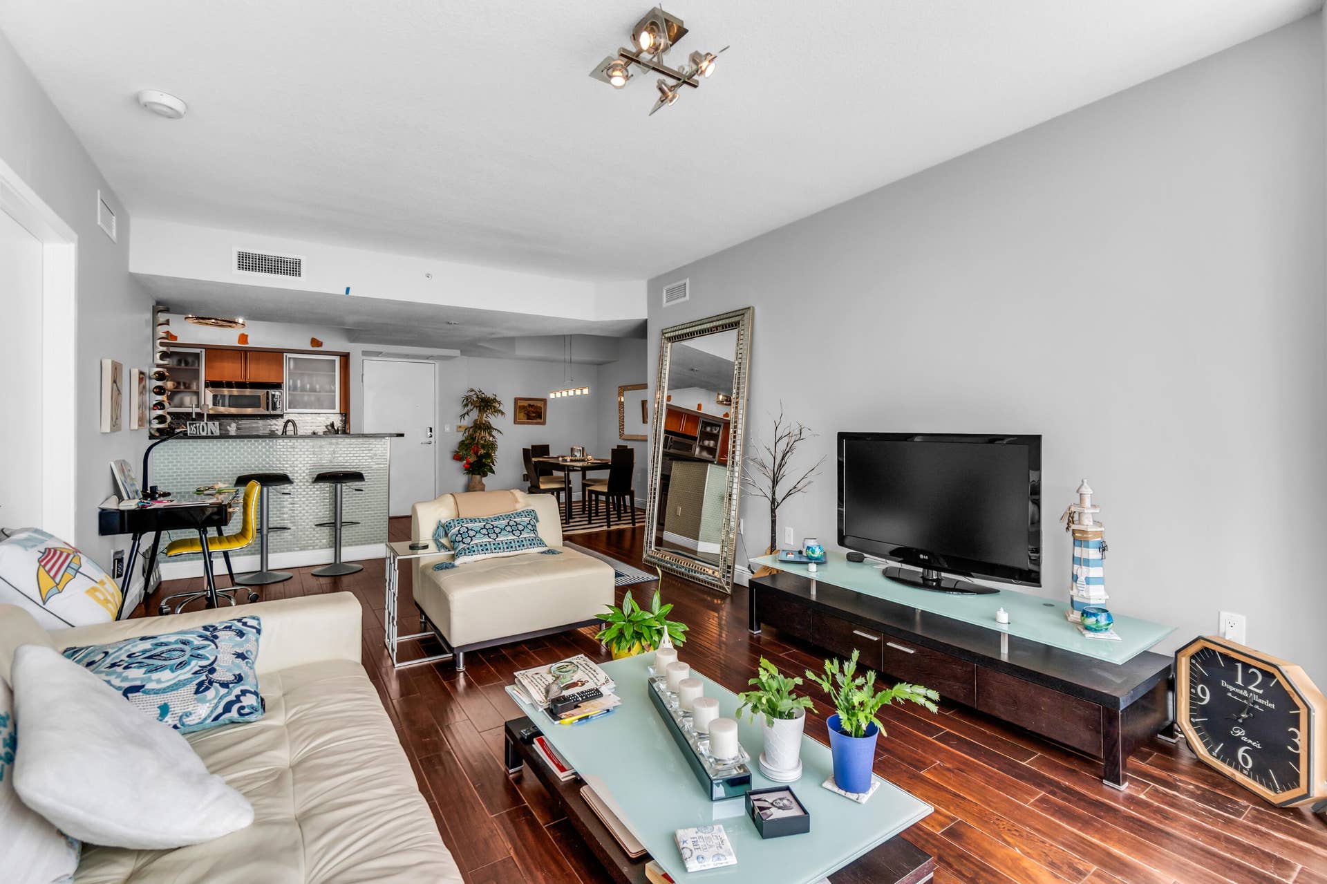 1551 N FLAGLER Drive, #817, West Palm Beach, FL 33401 Living Area