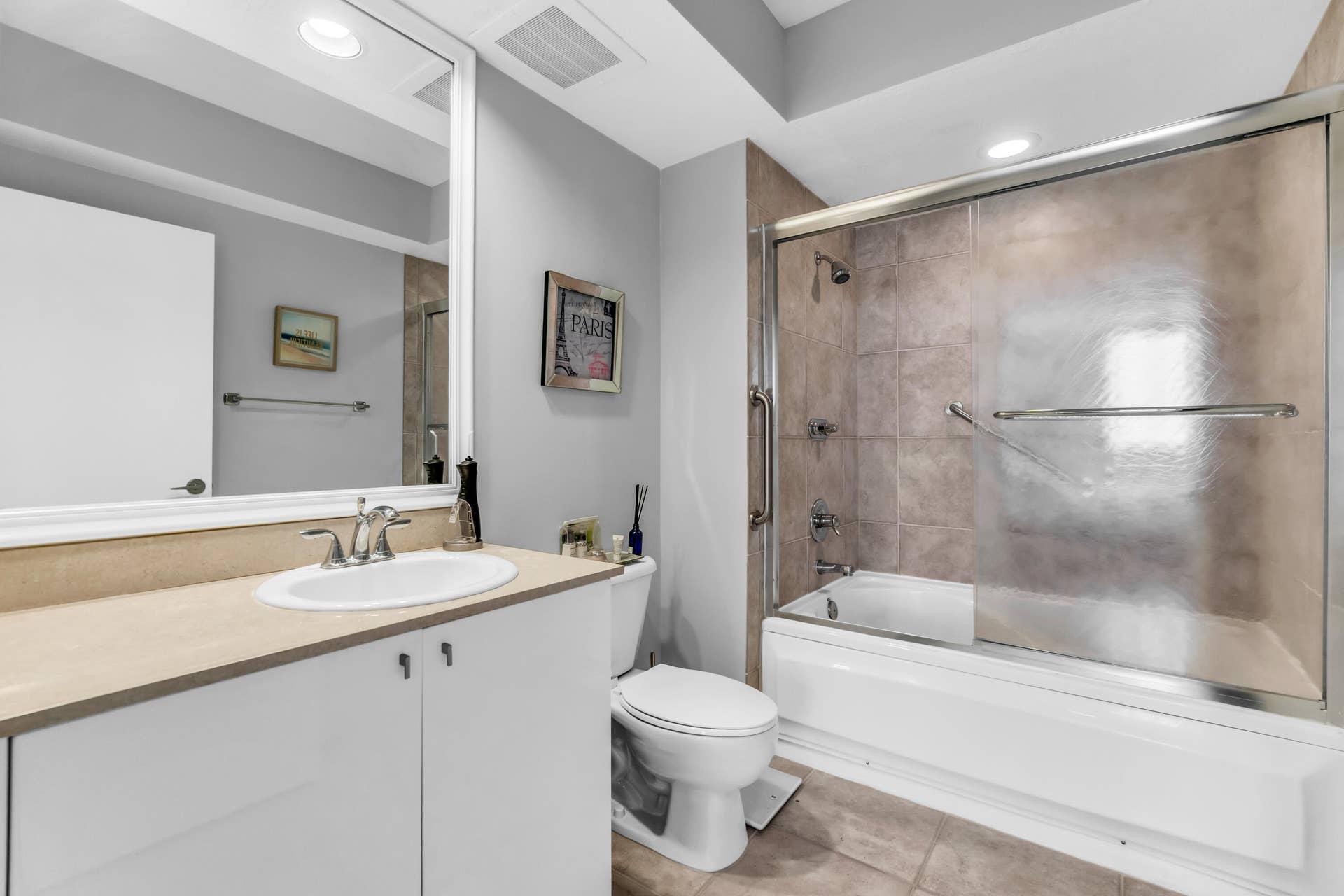 1551 N FLAGLER Drive, #817, West Palm Beach, FL 33401 Guest Bathroom