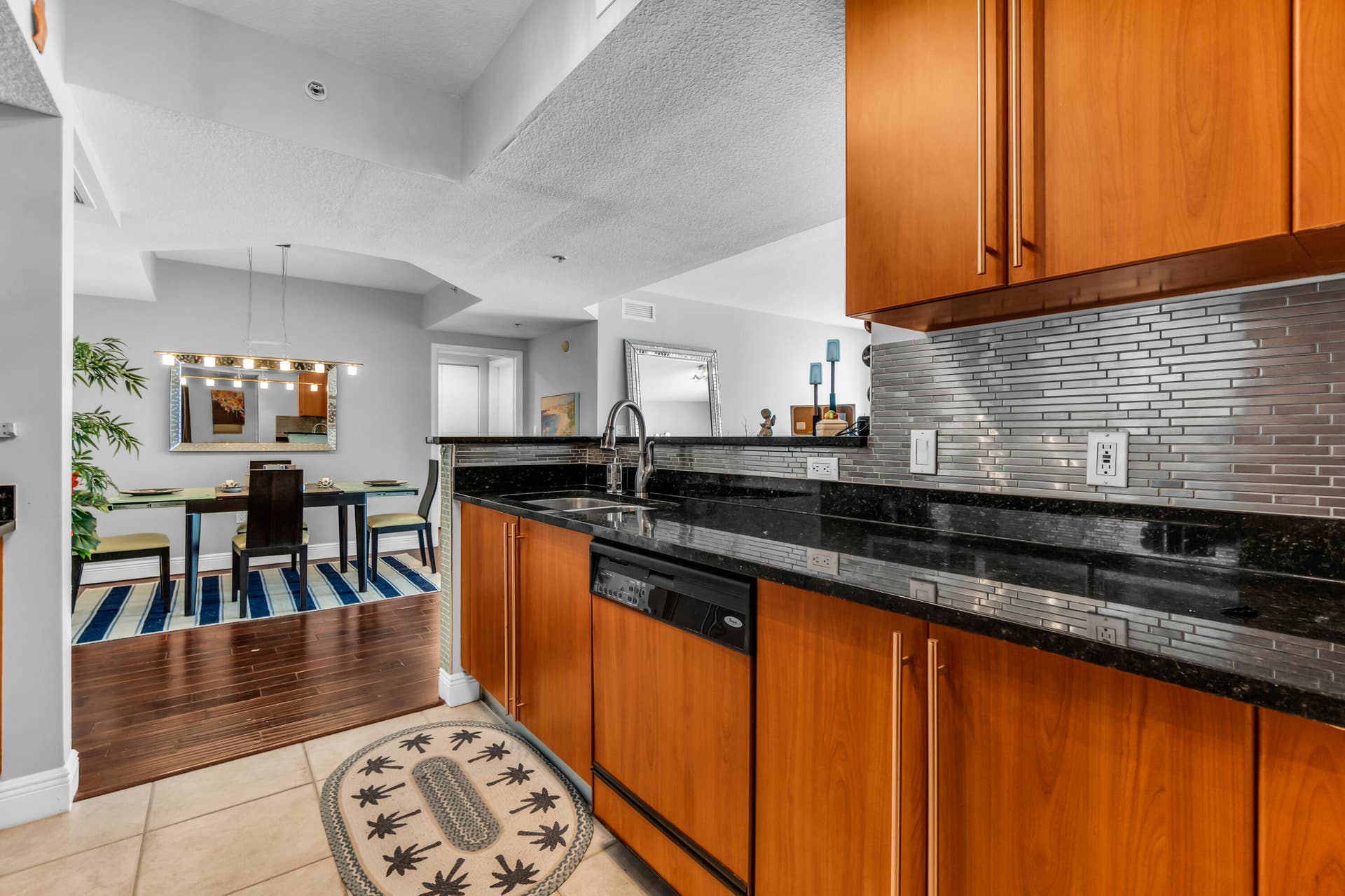 1551 N FLAGLER Drive, #817, West Palm Beach, FL 33401 Kitchen & Dining Area
