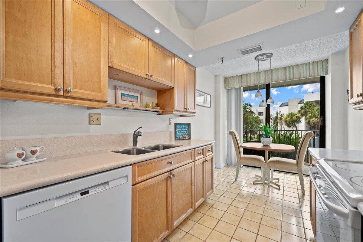 1300 S State Hwy A1A, #119, Jupiter, FL 33477 Kitchen