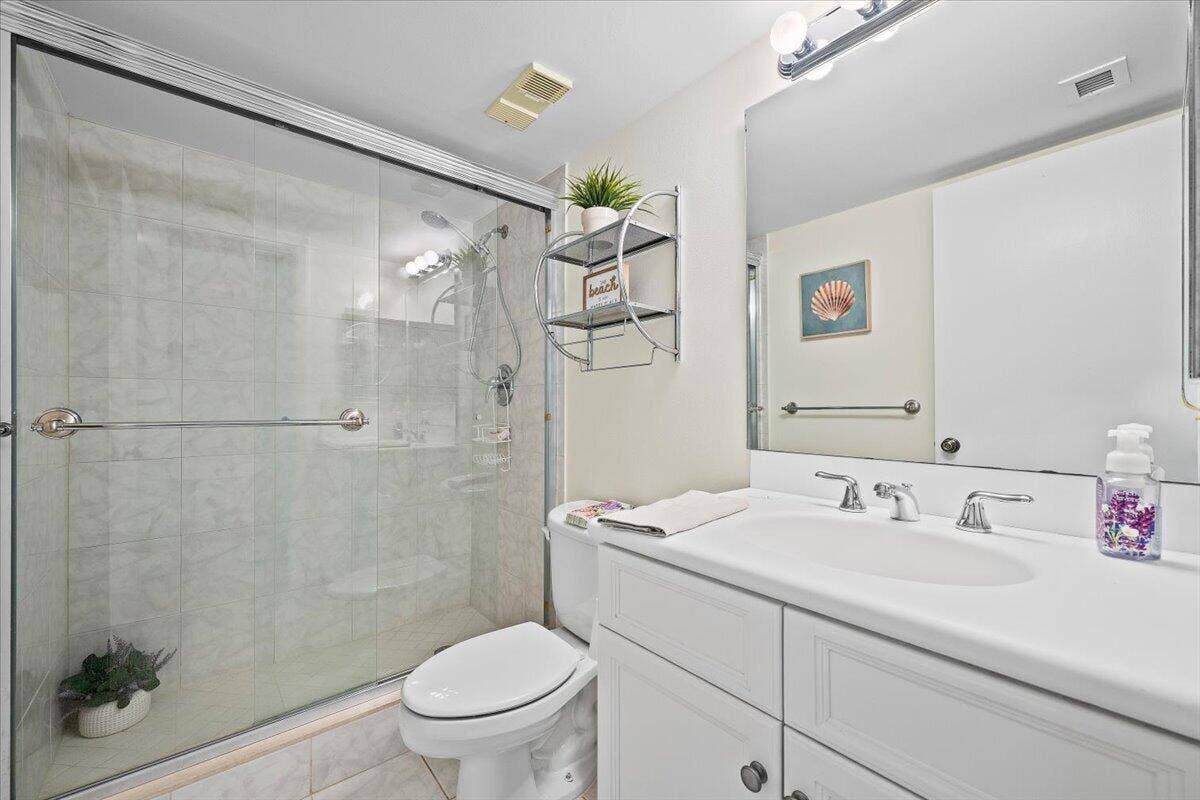 1300 S State Hwy A1A, #119, Jupiter, FL 33477 Guest Bathroom