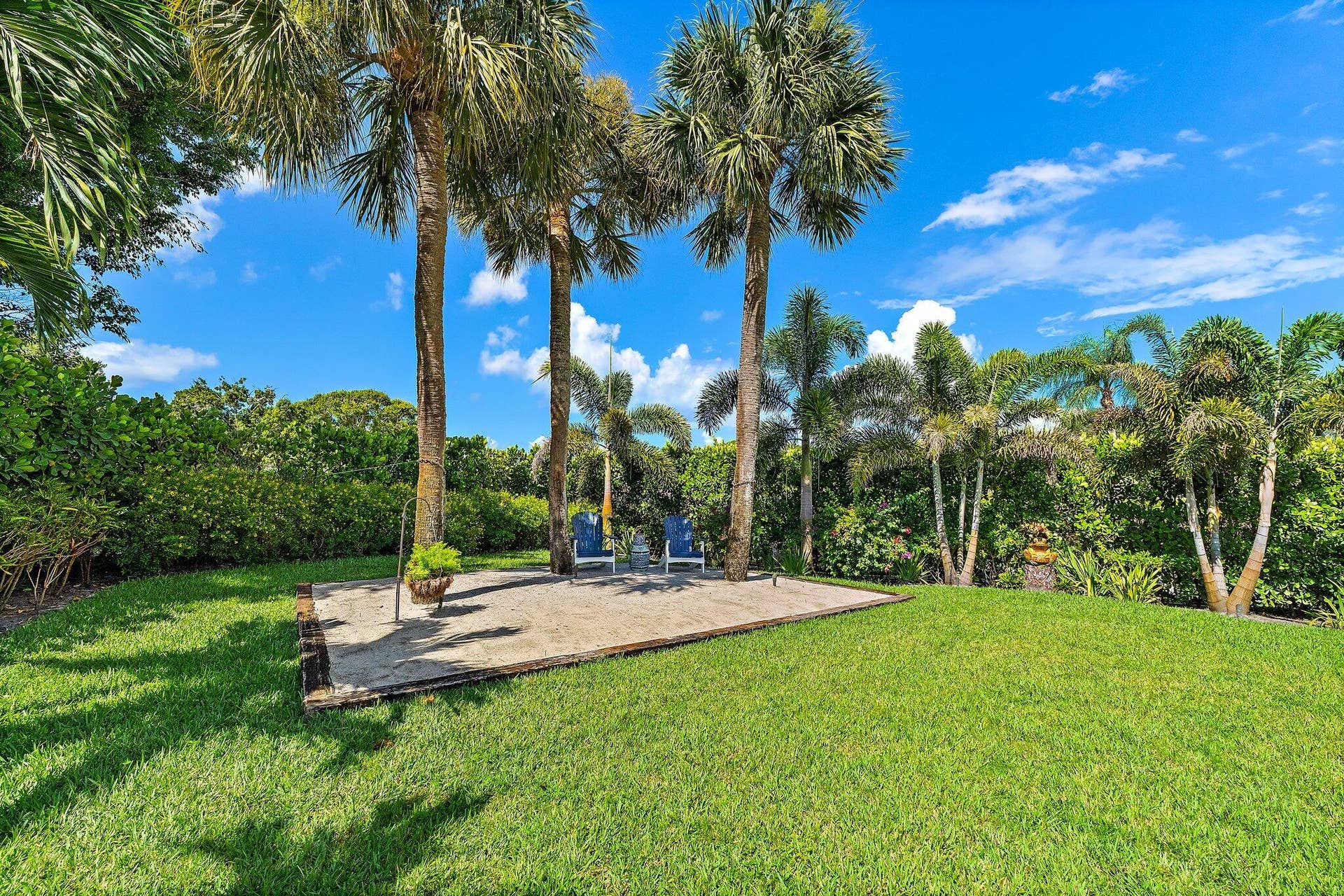 9906 SE Mahogany Way, Jupiter, FL 33469 Side Yard Lounging Area