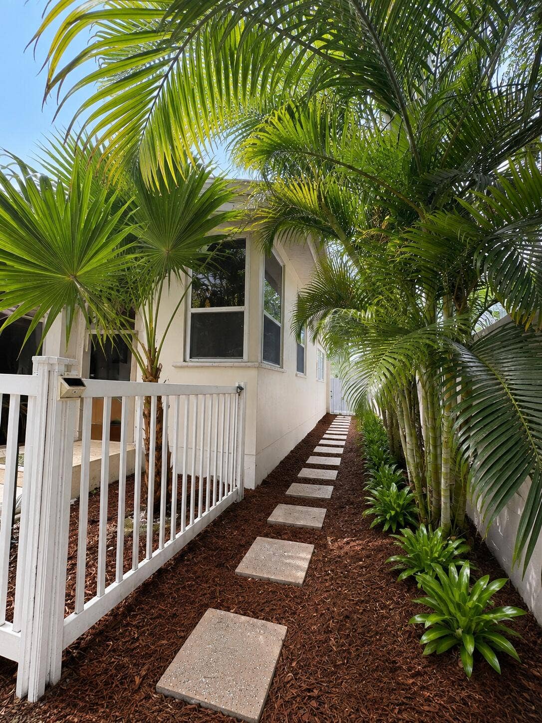 LAS OLAS WALK PATH TO LAUNDRY