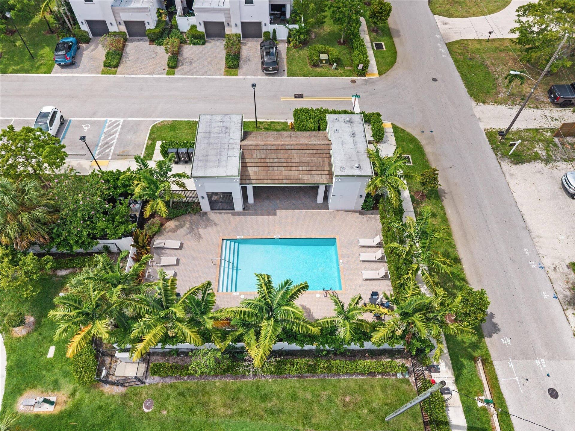 405 NW 17th Street, Fort Lauderdale, FL 33311 42-42
