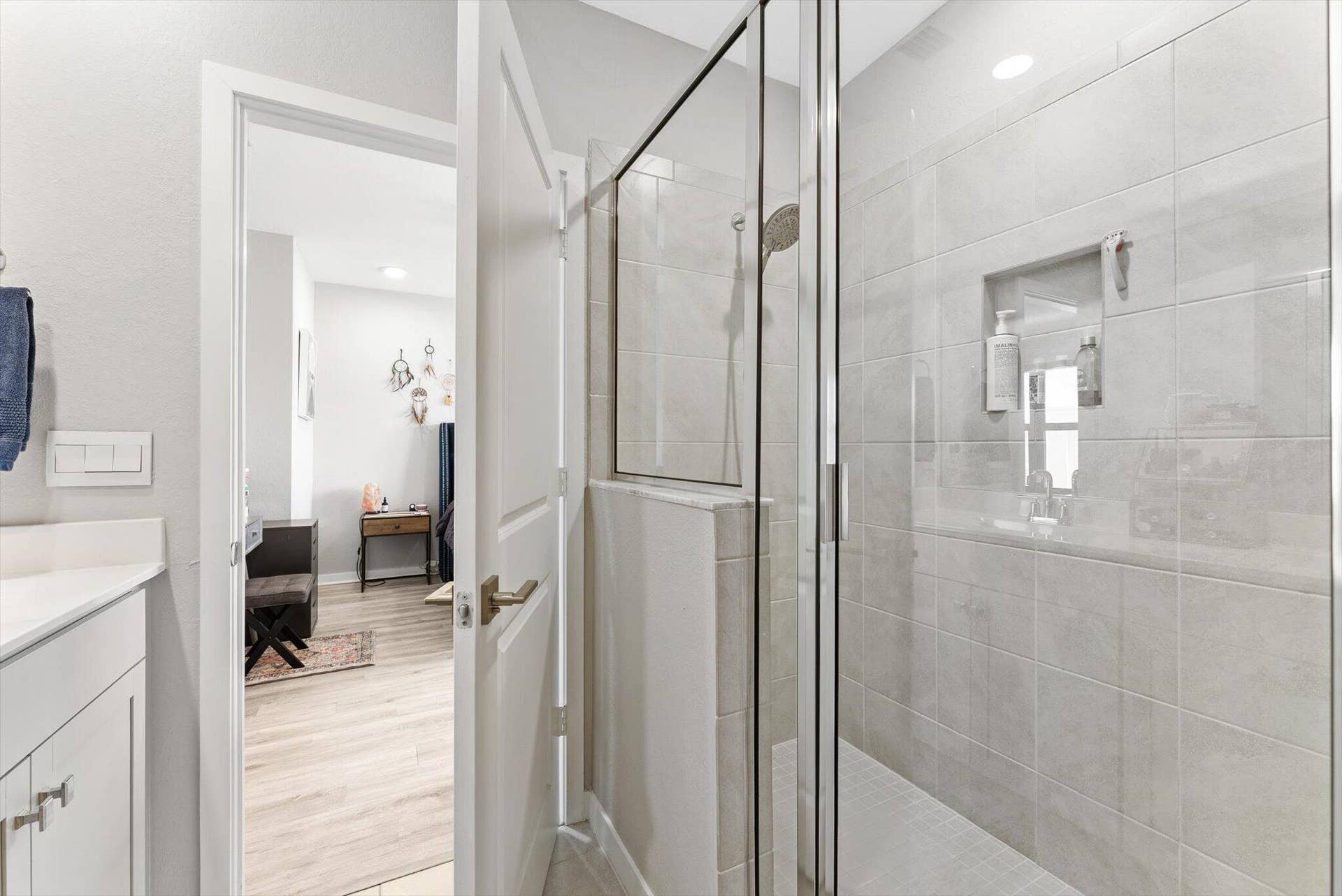 405 NW 17th Street, Fort Lauderdale, FL 33311 Primary Bathroom