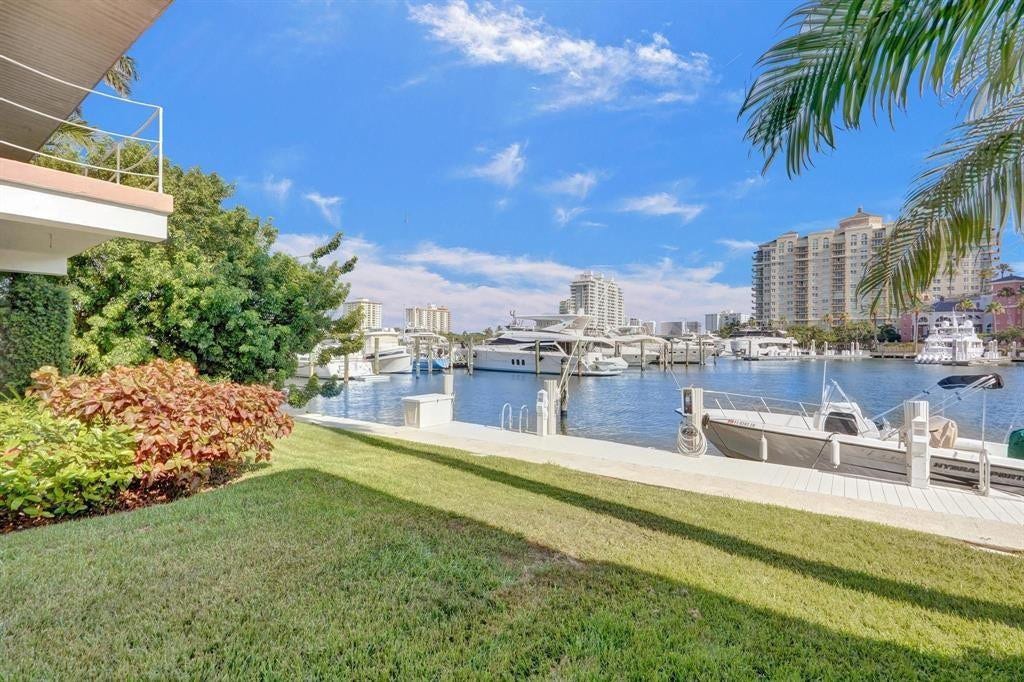 2760 YACHT CLUB Boulevard, #10C, Fort Lauderdale, Fort Lauderdale, FL 33304 Waterfront lawn with mature landscaping and direct water access