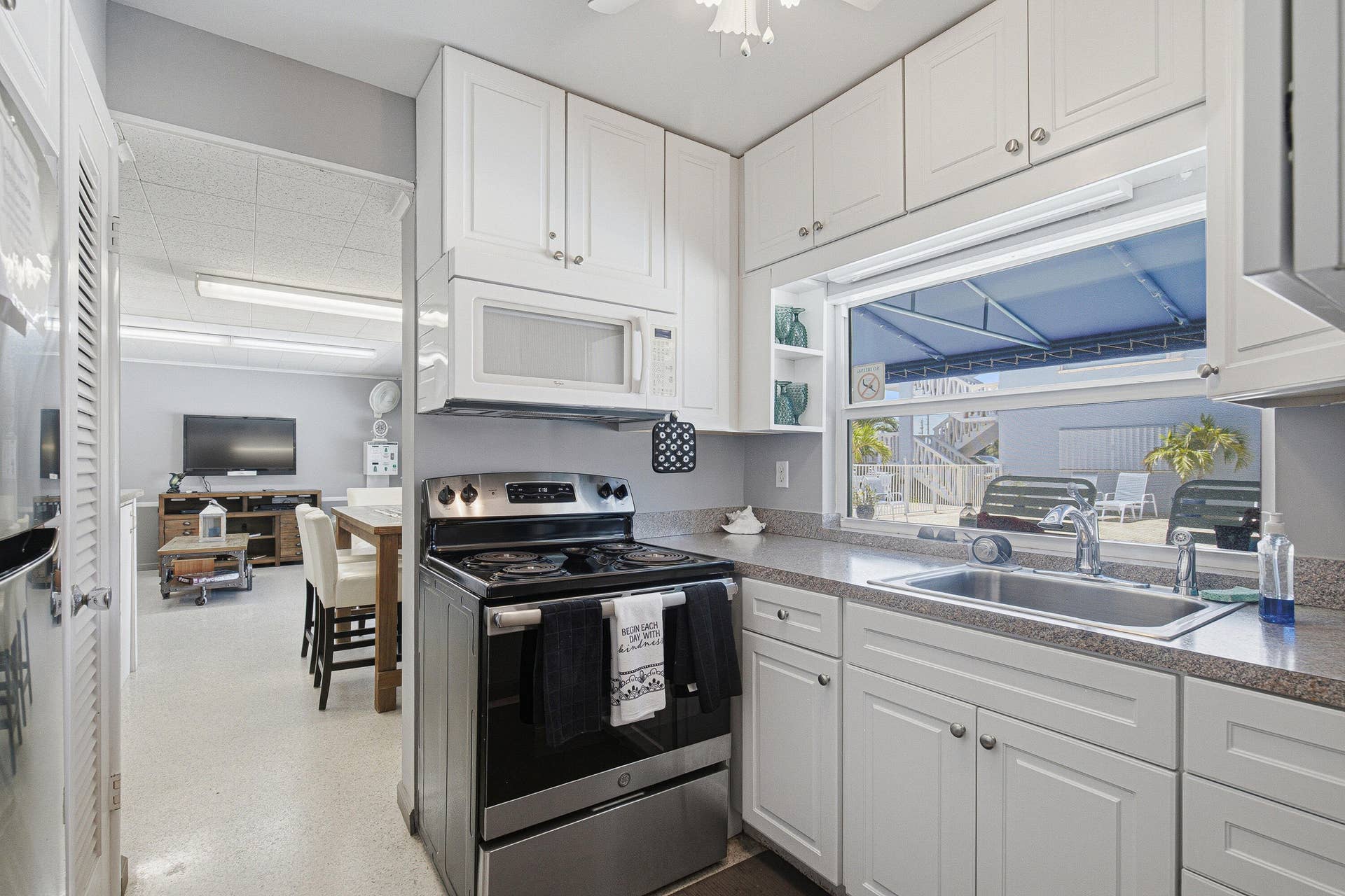 111 Doolen Court, #110, North Palm Beach, FL 33408 Clubhouse Kitchen