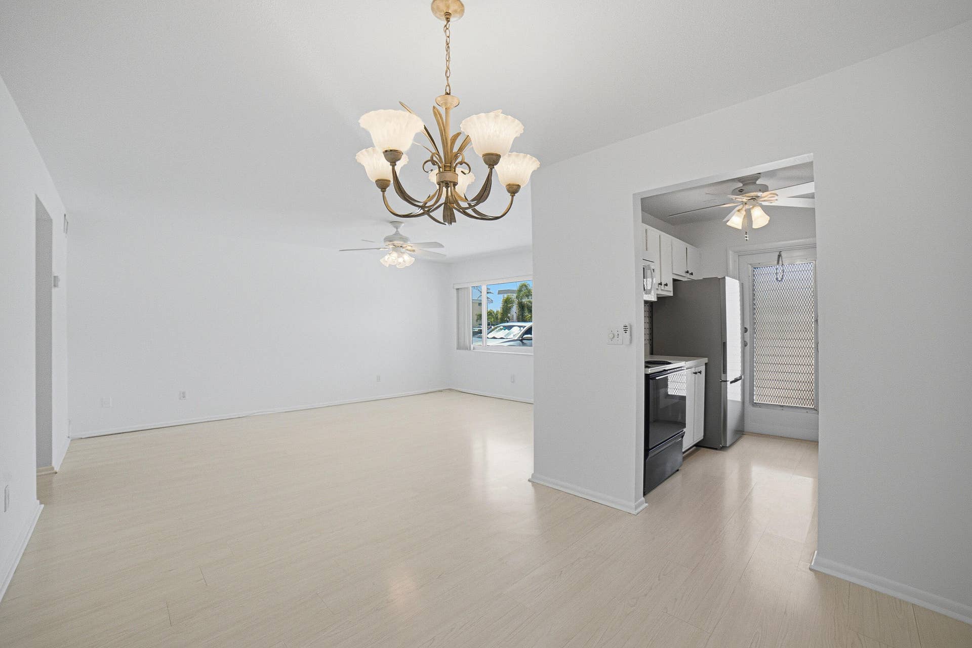 111 Doolen Court, #110, North Palm Beach, FL 33408 Dining & Living Room