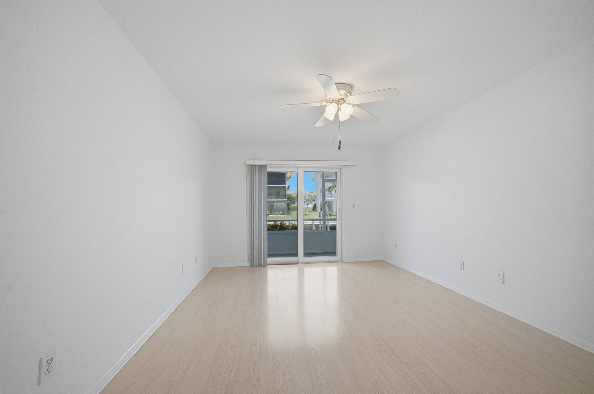 111 Doolen Court, #110, North Palm Beach, FL 33408 Master Bedroom w/patio slider