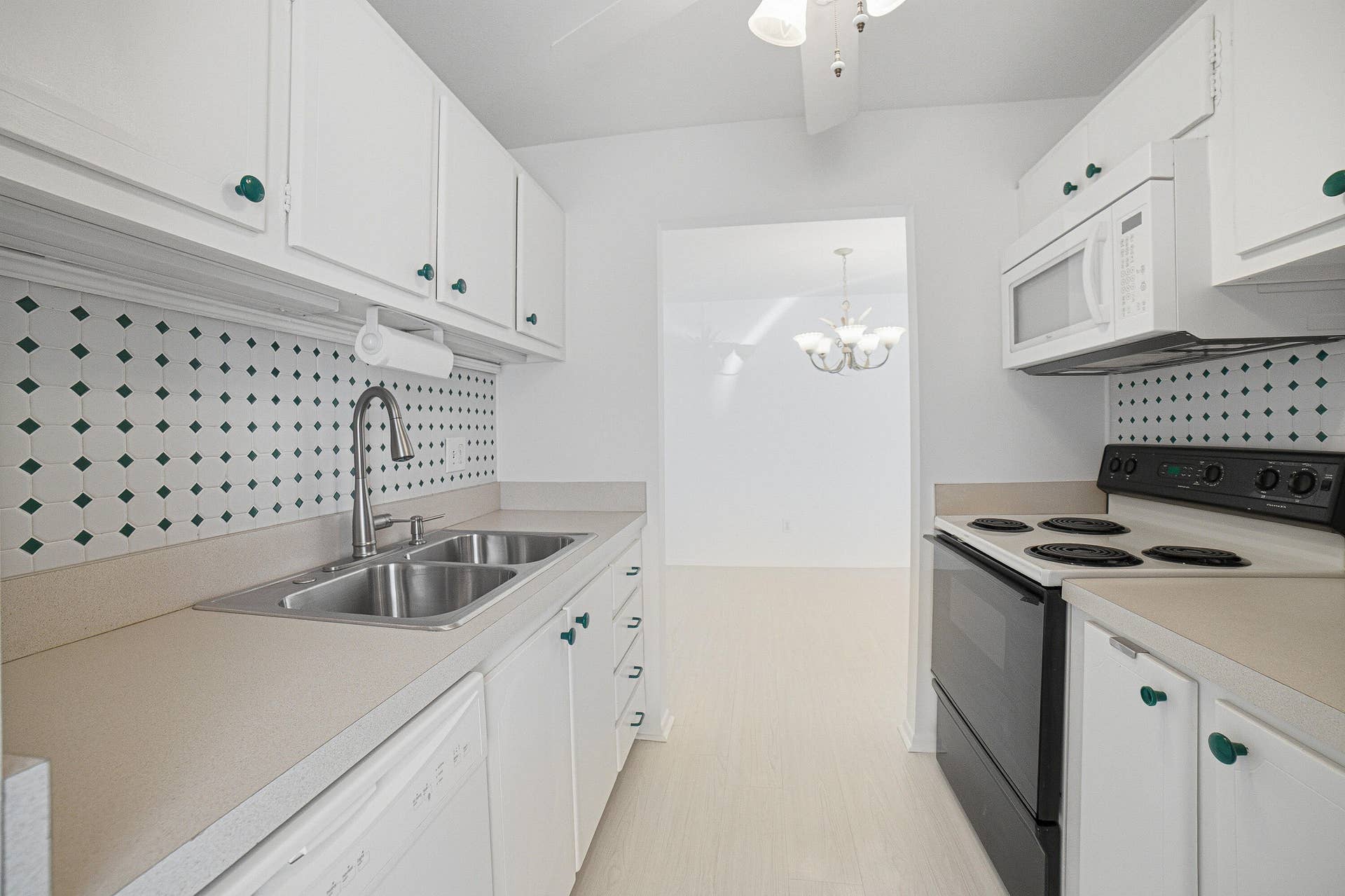 111 Doolen Court, #110, North Palm Beach, FL 33408 Kitchen