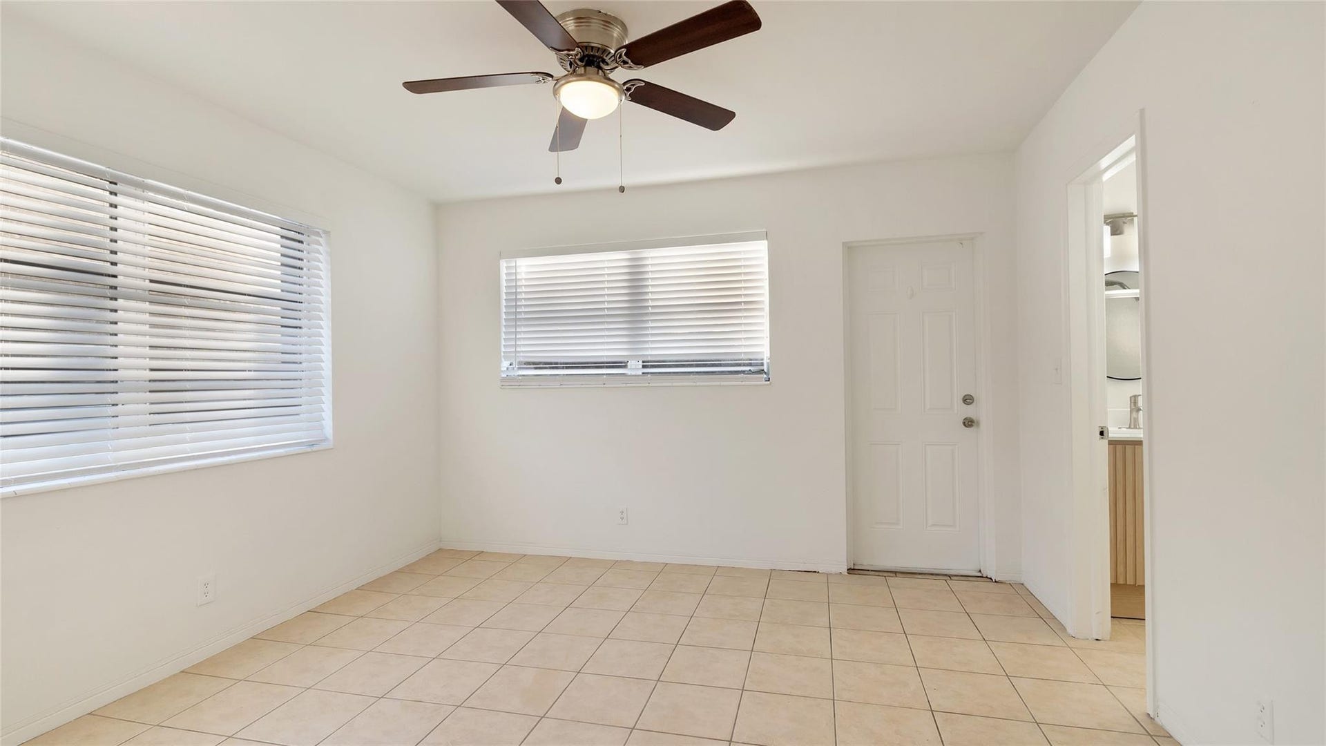 709 SE 15TH Street, #1, Fort Lauderdale, Fort Lauderdale, FL 33316 King size bed fits