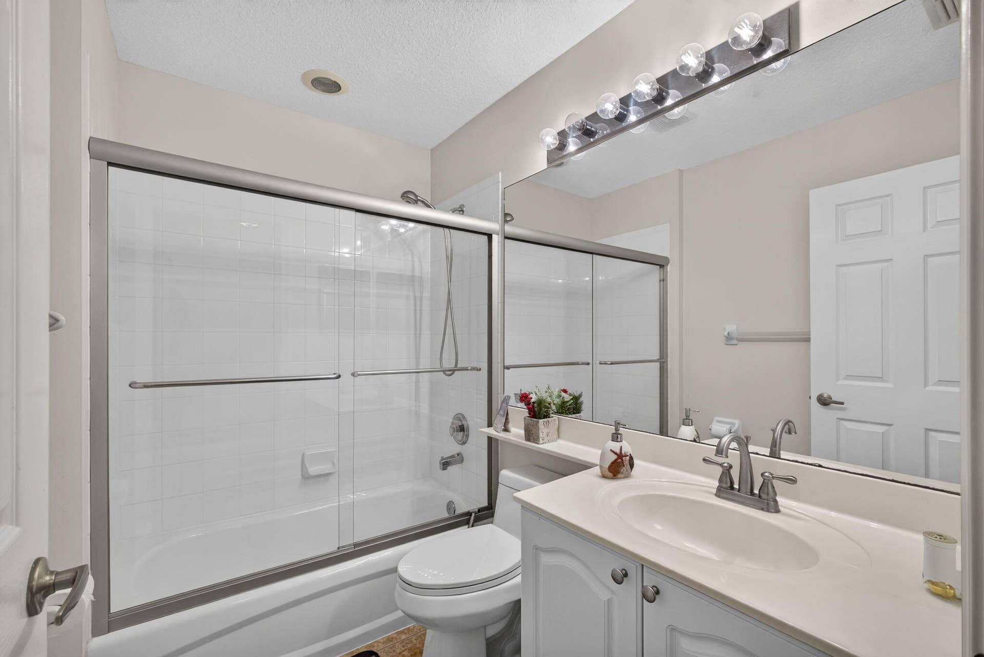 8058 Via Hacienda, Riviera Beach, FL 33418 Hall Bath