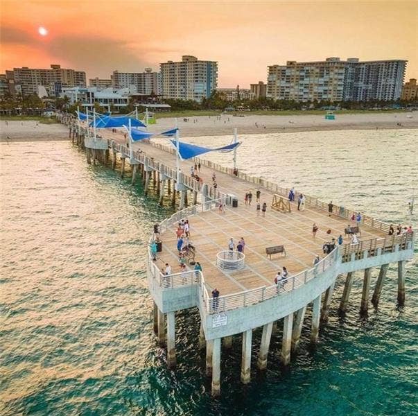 Walking distance to all Lauderdale By the Sea attractions. Just minutes to Pompano Beach and Fort Lauderdale Beach as well.