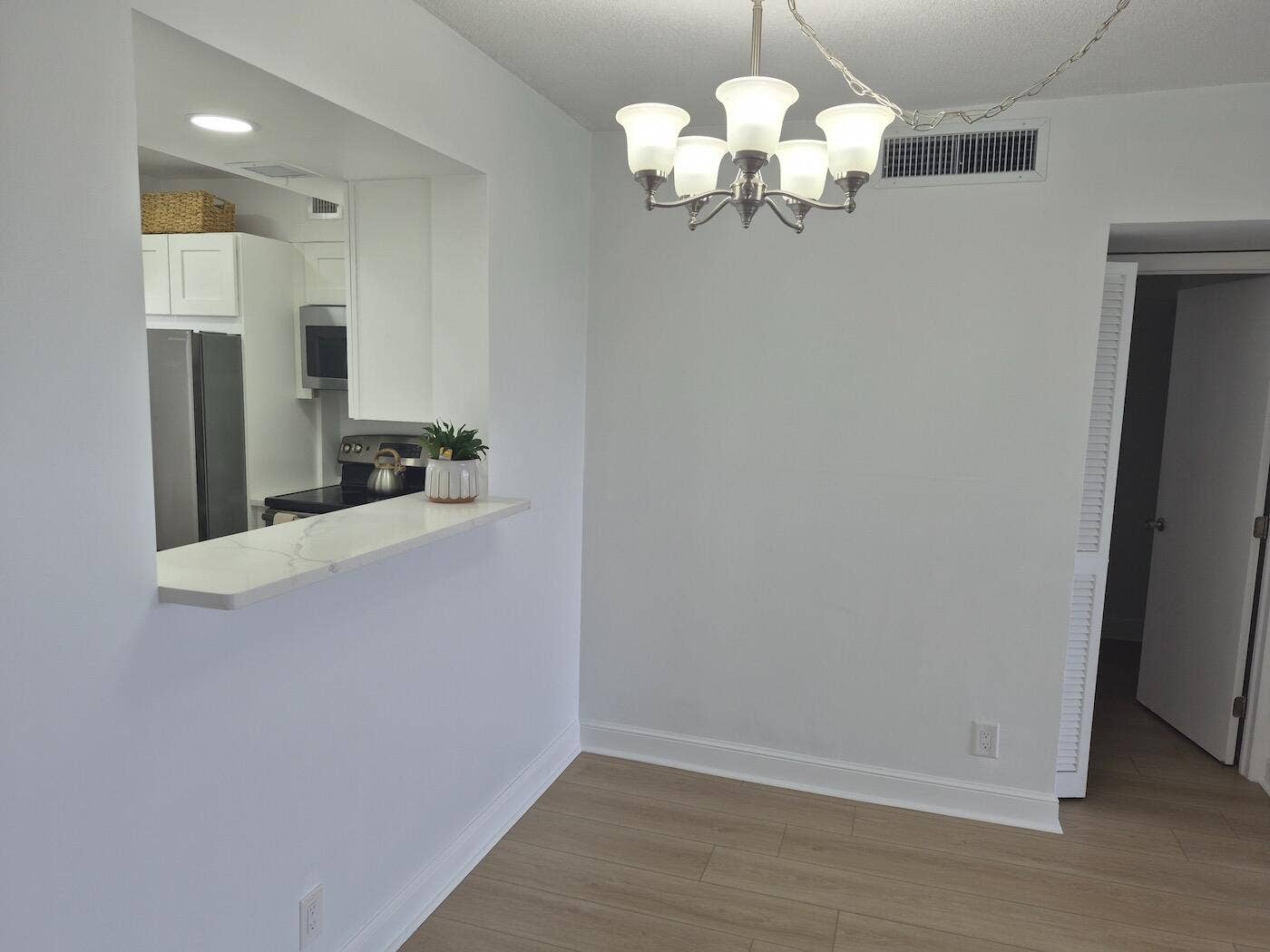 3050 N PALM AIRE Drive, #702, Pompano Beach, FL 33069 side into kitchne