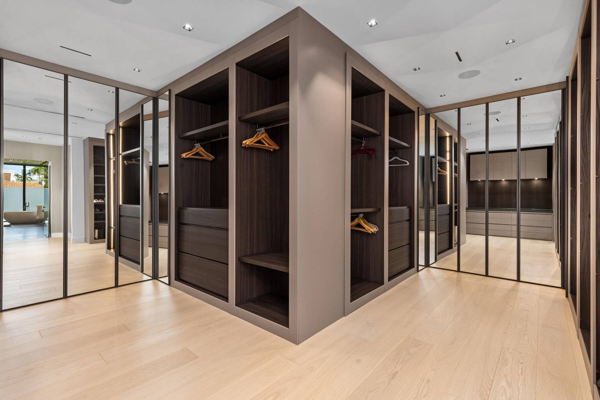 41 NURMI Drive, Fort Lauderdale, FL 33301 Master Closet 2