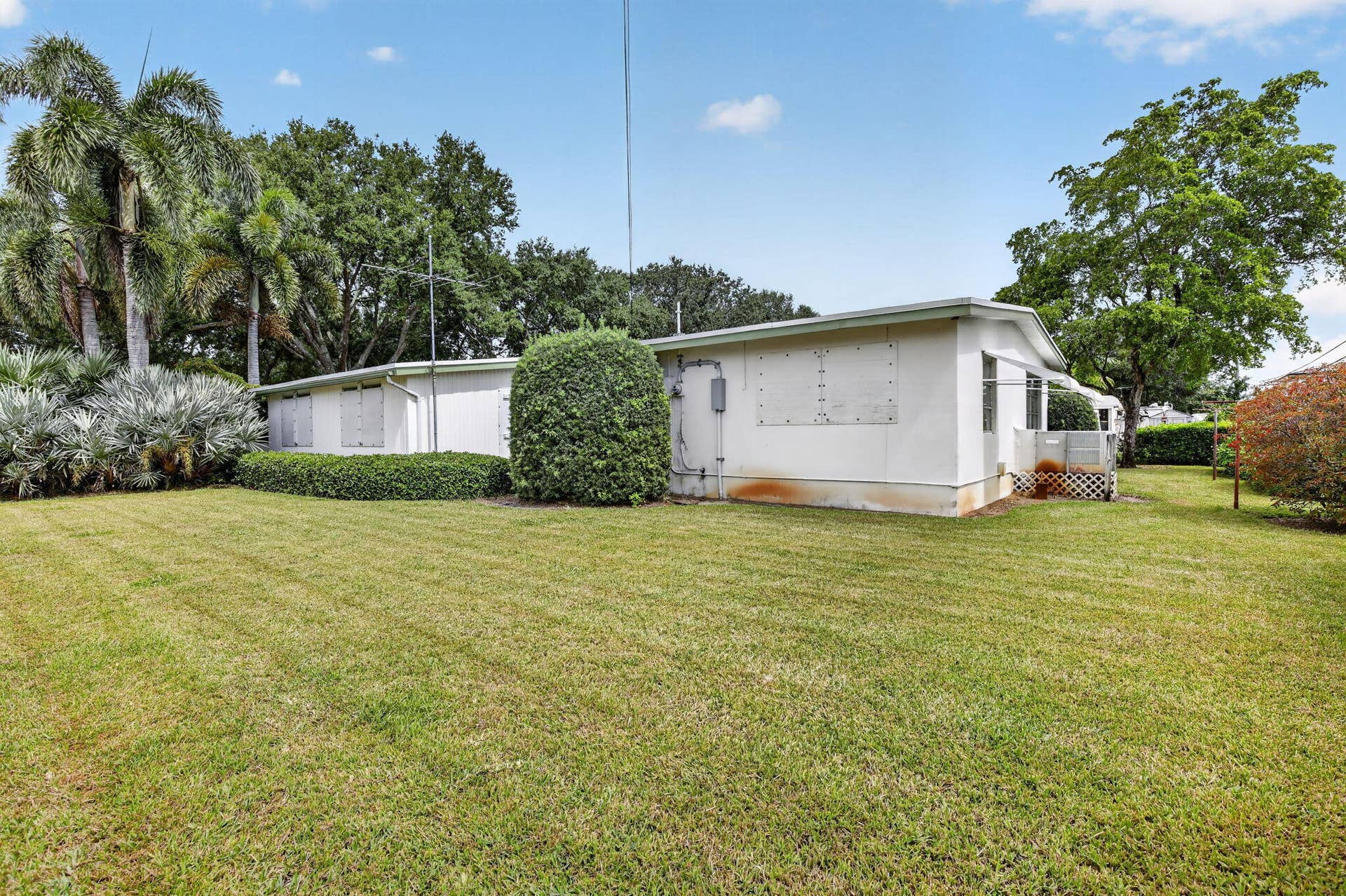 520 BEACHWOOD Lane, Plantation, FL 33317 NO HOA! Friendly suburban lifestyle! Central shopping and fine dining nearby!