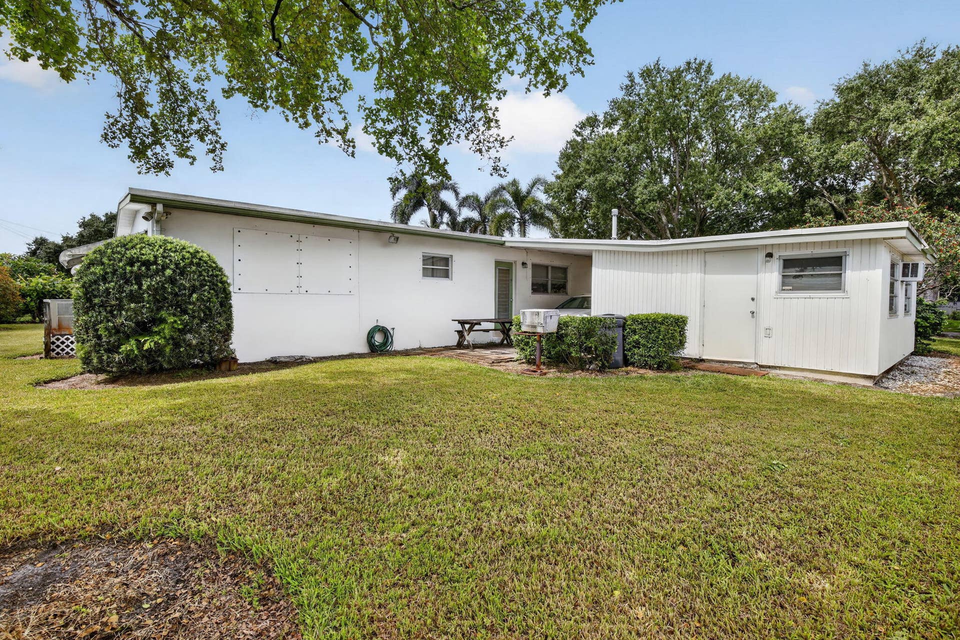 520 BEACHWOOD Lane, Plantation, FL 33317 This spacious pool an accommodate a pool