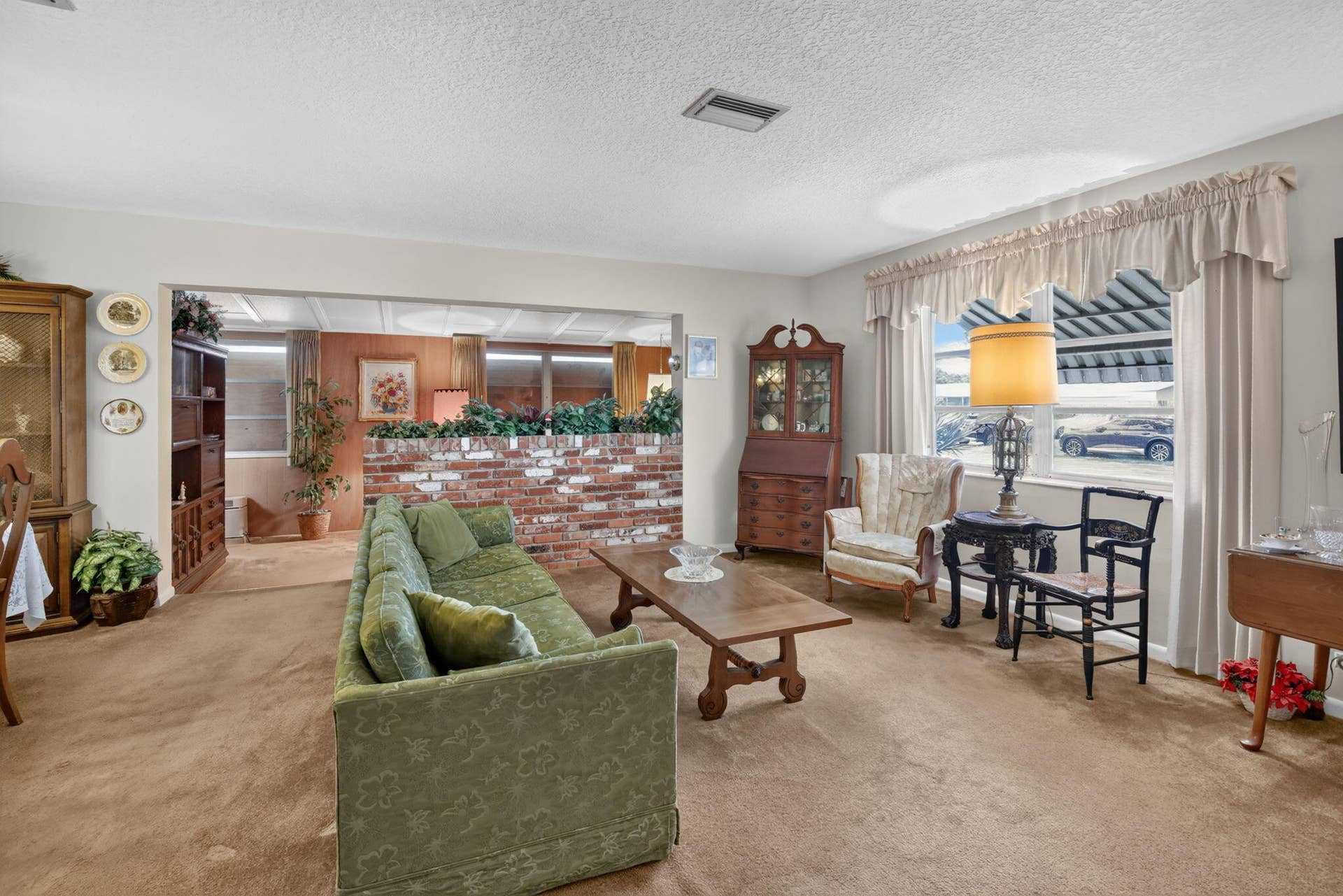 520 BEACHWOOD Lane, Plantation, FL 33317 Spacious Living Room